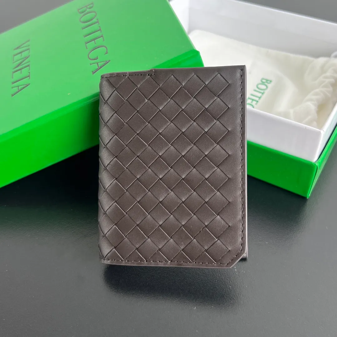 BV's new 796964 woven Piccolo Elap flap calf pickup bag. The classic small woven returns. Compared with the previous style, the woven leather strip is more delicate and has a stronger weaving feel. It inherits the sturdiness and durability of BV. The flip closure has a plug-in structural design. Daily change and cards can be put in. The appearance is durable and can be packed. It is recommended to buy exquisite goods P480 size: 10.2*8.2*0.5cm